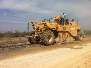Estabilización de suelos con polímeros Recicladora de asfalto en el proyecto de San Antonio, Texas con participación de Humicorp