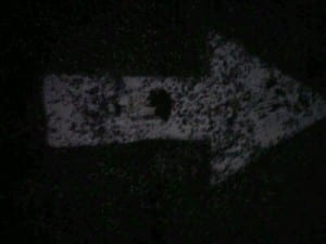 LA señalización se ve deteriorada sobre un firme en mal estado