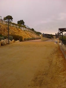 El camino de tierra tratado por Humicorp en Port Aventura