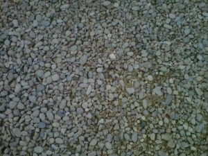 Terminacion alternativa a un camino de terreno natural con un árido.