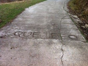 Que feo el camino. Caminos naturales. Caminos verdes imagen de camino rural destrozado por el hormigón