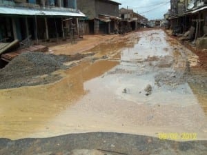 Antes de los trabajos de estabilización Calle inundada antes de recibir los trabajos de estabilización de Humicorp